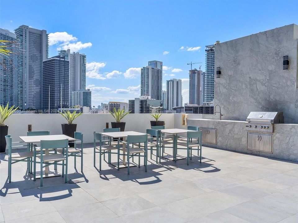 For Sale: $525,000 (1 beds, 1 baths, 711 Square Feet)