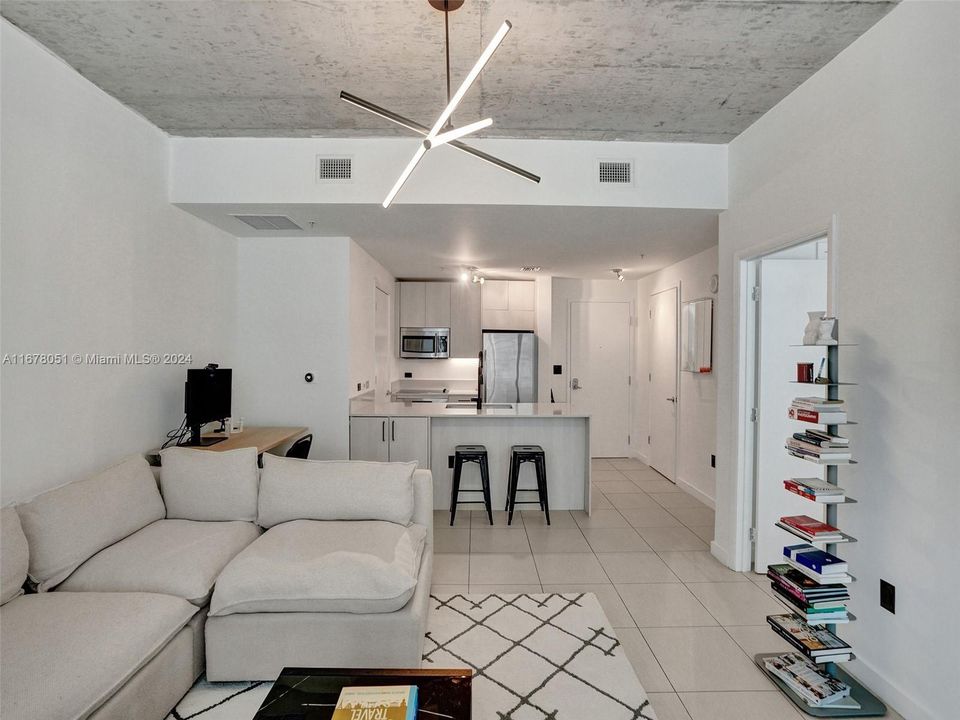 For Sale: $525,000 (1 beds, 1 baths, 711 Square Feet)