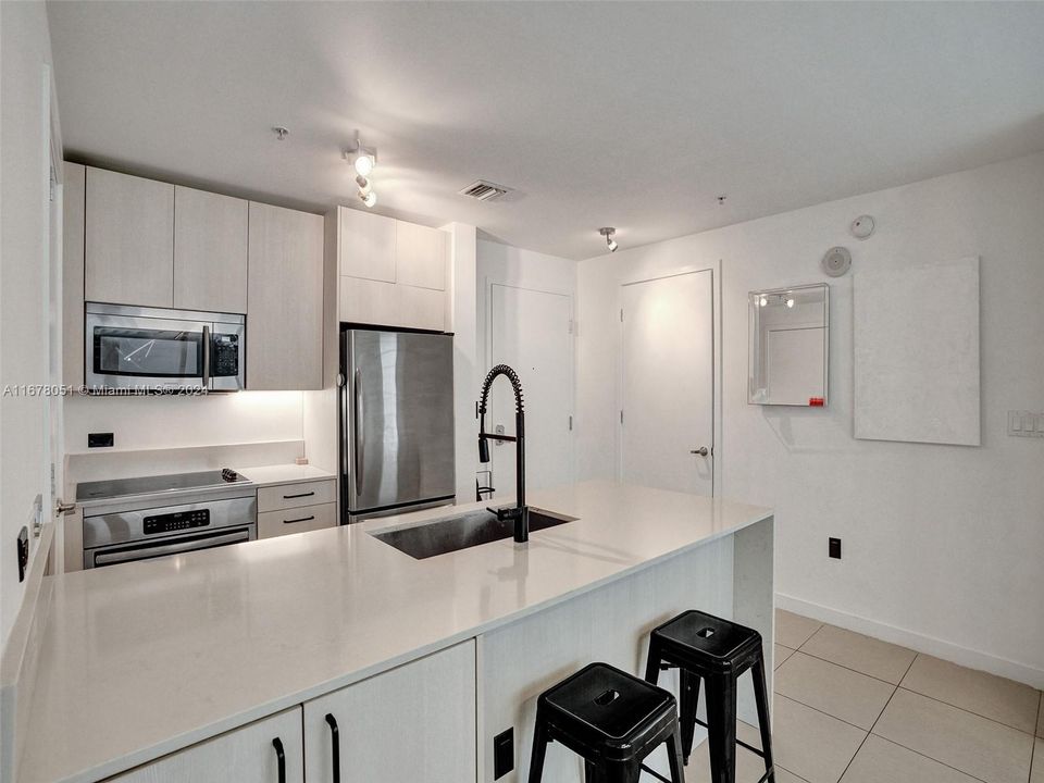 For Sale: $525,000 (1 beds, 1 baths, 711 Square Feet)