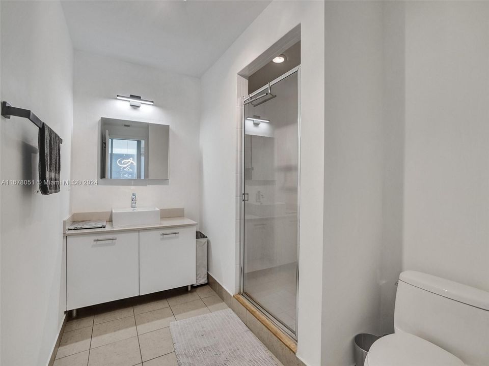 For Sale: $525,000 (1 beds, 1 baths, 711 Square Feet)