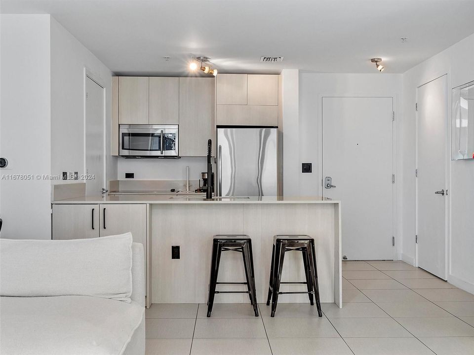 For Sale: $525,000 (1 beds, 1 baths, 711 Square Feet)