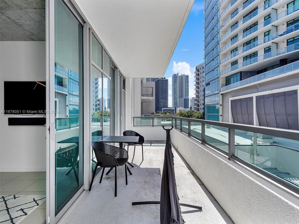 For Sale: $525,000 (1 beds, 1 baths, 711 Square Feet)