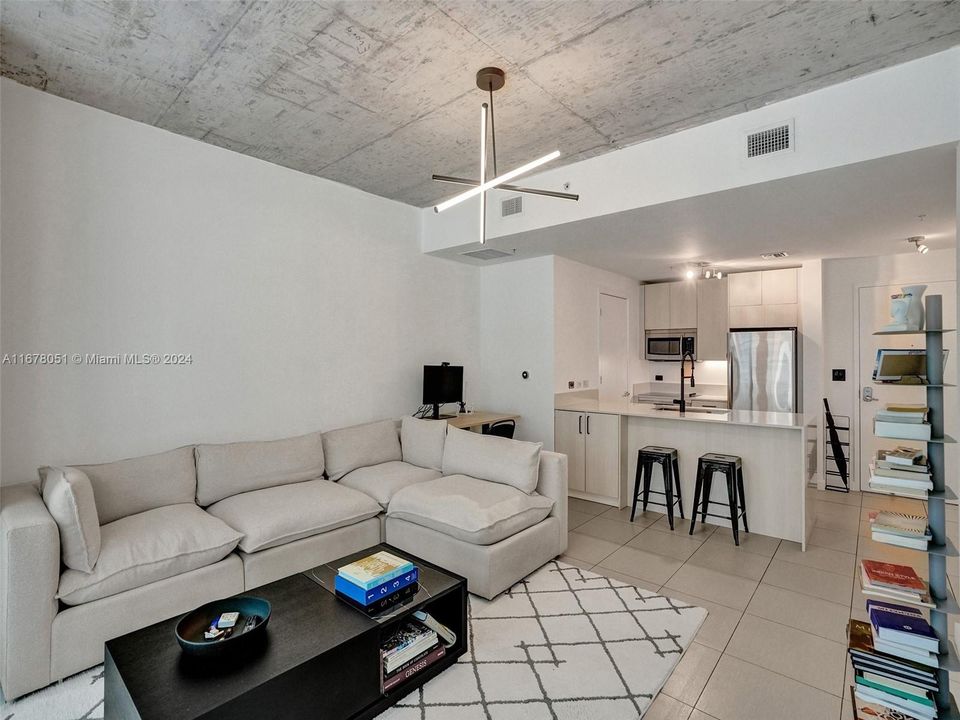 For Sale: $525,000 (1 beds, 1 baths, 711 Square Feet)