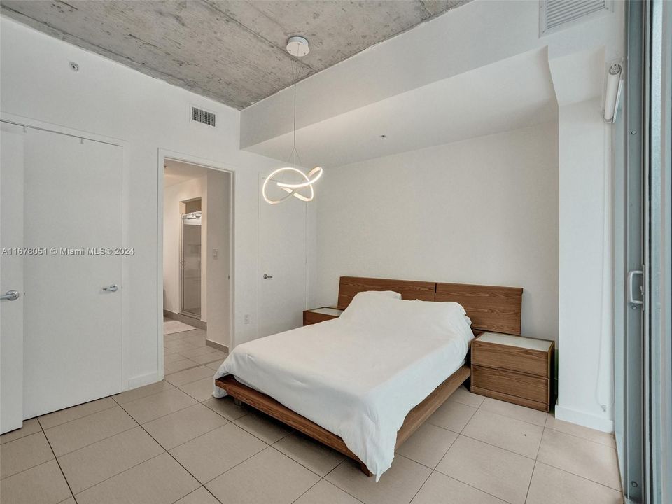 For Sale: $525,000 (1 beds, 1 baths, 711 Square Feet)