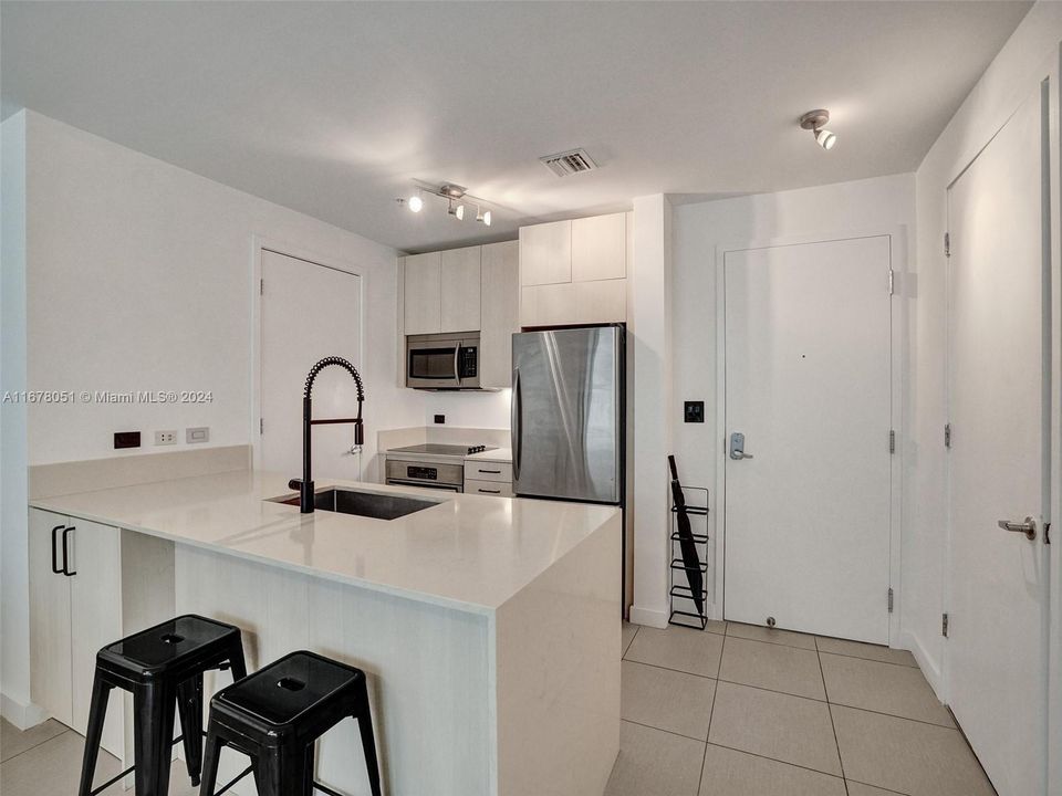 For Sale: $525,000 (1 beds, 1 baths, 711 Square Feet)