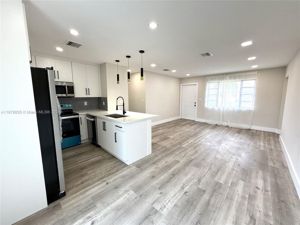 For Sale: $579,900 (4 beds, 2 baths, 1247 Square Feet)