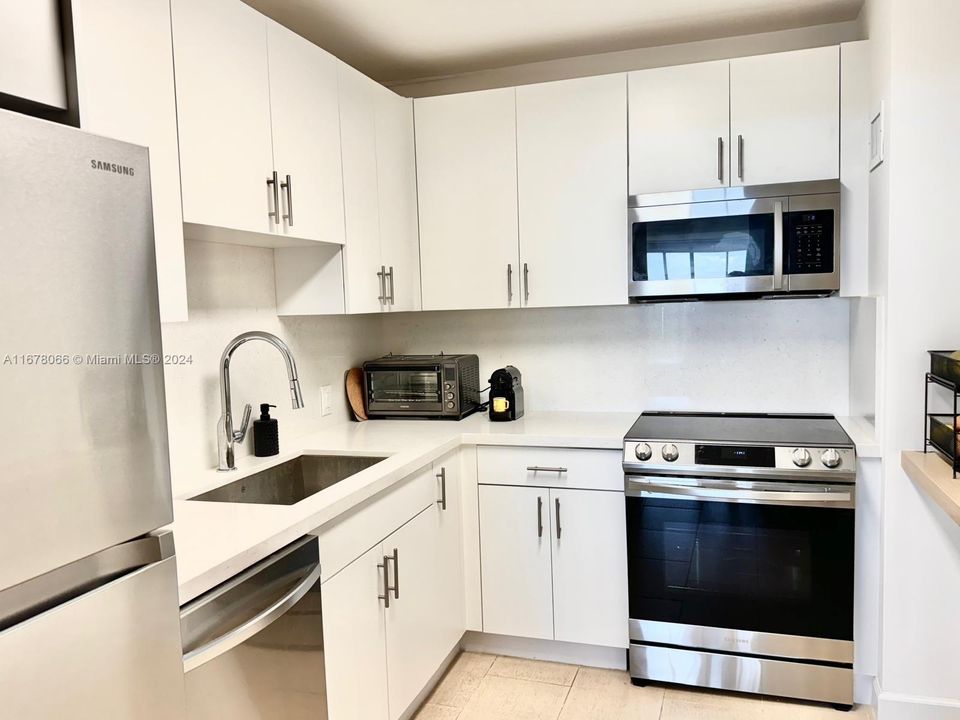 For Sale: $302,000 (1 beds, 1 baths, 810 Square Feet)