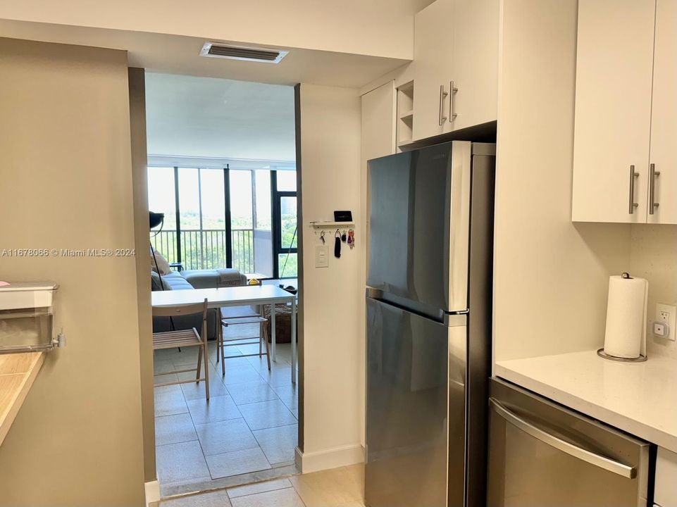 For Sale: $302,000 (1 beds, 1 baths, 810 Square Feet)