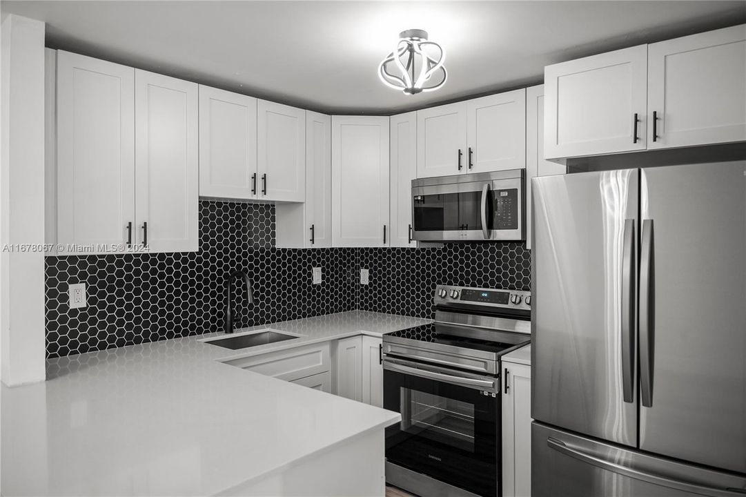 For Sale: $275,000 (2 beds, 2 baths, 884 Square Feet)