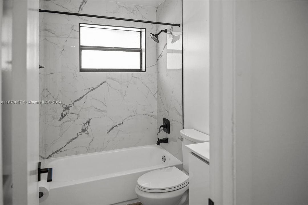 For Sale: $275,000 (2 beds, 2 baths, 884 Square Feet)