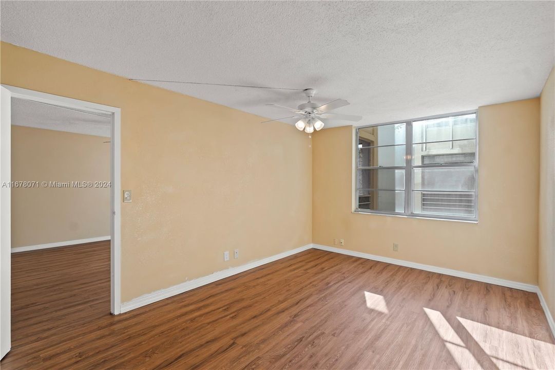 For Sale: $99,900 (1 beds, 1 baths, 705 Square Feet)