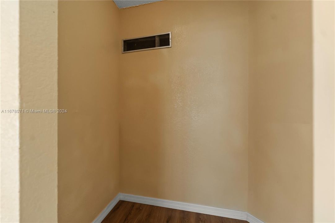 For Sale: $99,900 (1 beds, 1 baths, 705 Square Feet)