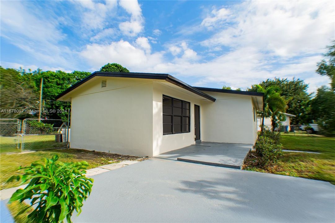 For Sale: $450,000 (3 beds, 2 baths, 1116 Square Feet)