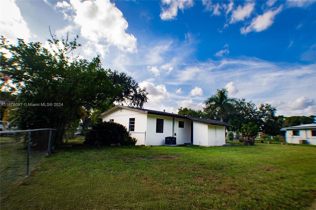 For Sale: $450,000 (3 beds, 2 baths, 1116 Square Feet)