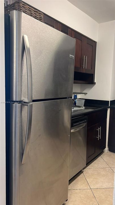 For Rent: $2,950 (1 beds, 1 baths, 905 Square Feet)