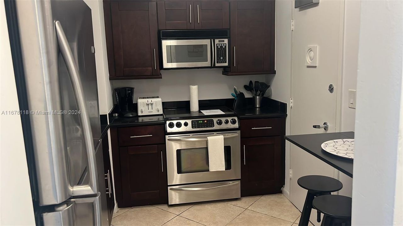 For Rent: $2,950 (1 beds, 1 baths, 905 Square Feet)