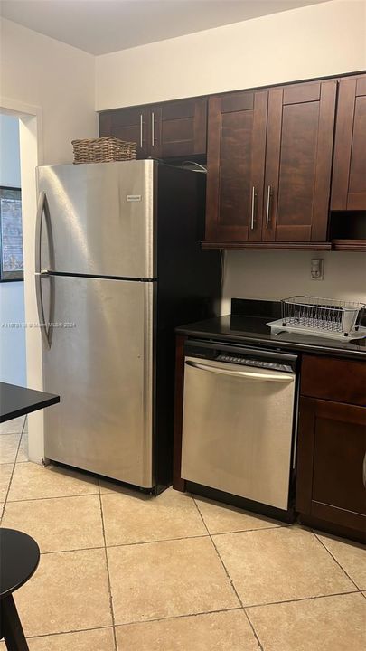 For Rent: $2,950 (1 beds, 1 baths, 905 Square Feet)