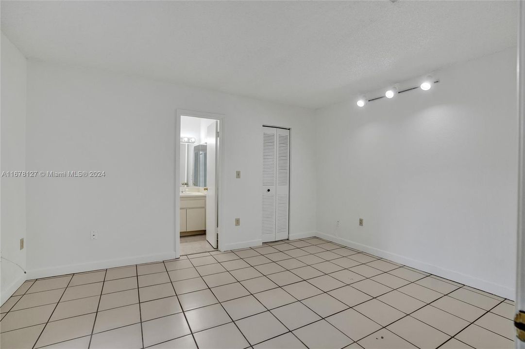 For Rent: $2,575 (2 beds, 2 baths, 1210 Square Feet)