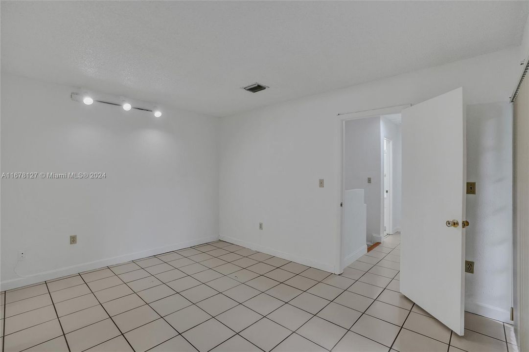 For Rent: $2,575 (2 beds, 2 baths, 1210 Square Feet)