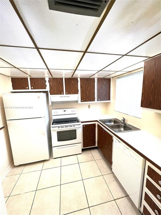 For Sale: $117,000 (1 beds, 1 baths, 720 Square Feet)