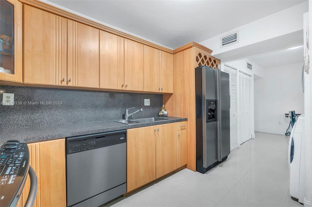 For Sale: $299,999 (2 beds, 2 baths, 992 Square Feet)