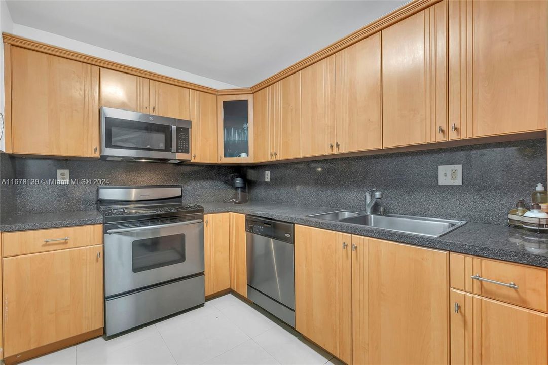 For Sale: $299,999 (2 beds, 2 baths, 992 Square Feet)