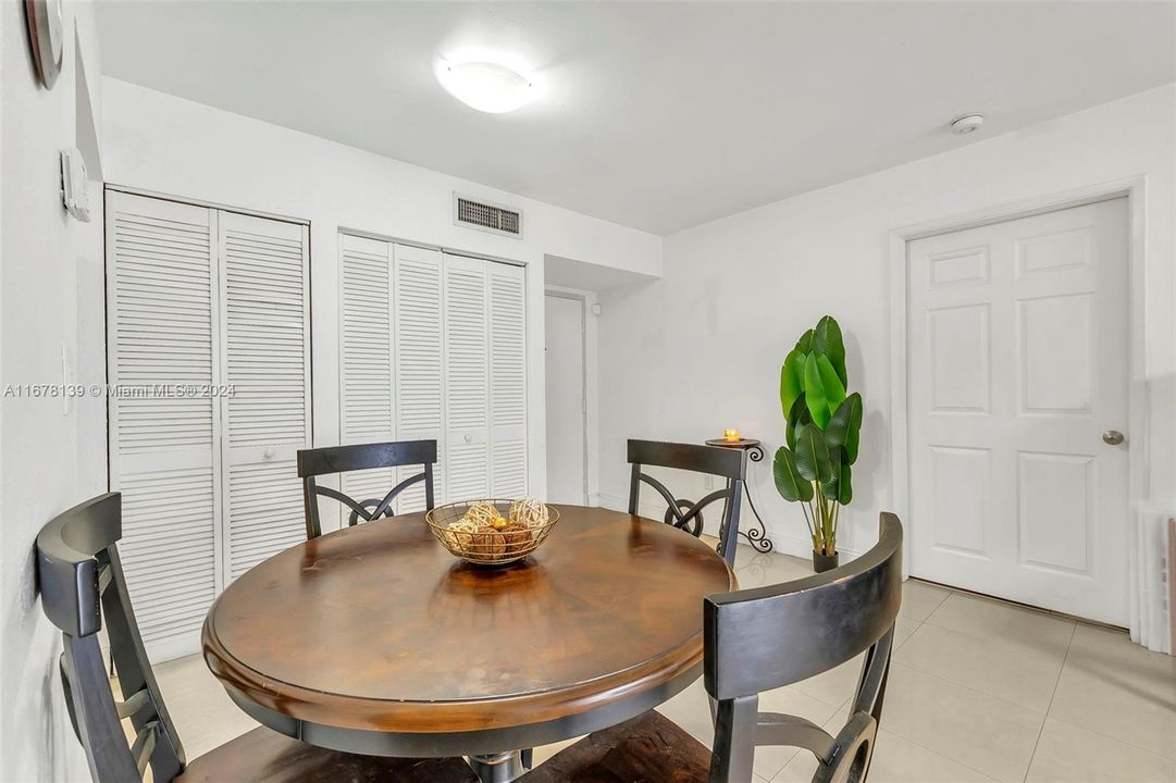 For Sale: $299,999 (2 beds, 2 baths, 992 Square Feet)