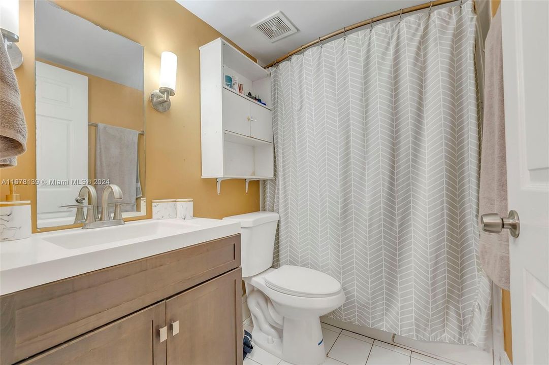 For Sale: $299,999 (2 beds, 2 baths, 992 Square Feet)