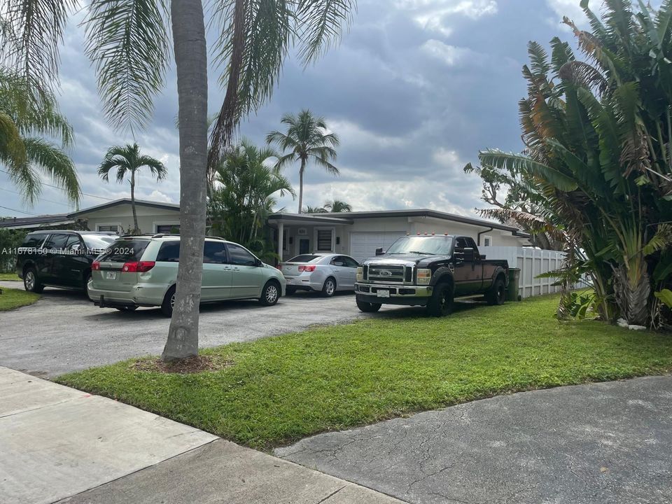 For Sale: $950,000 (3 beds, 2 baths, 2492 Square Feet)