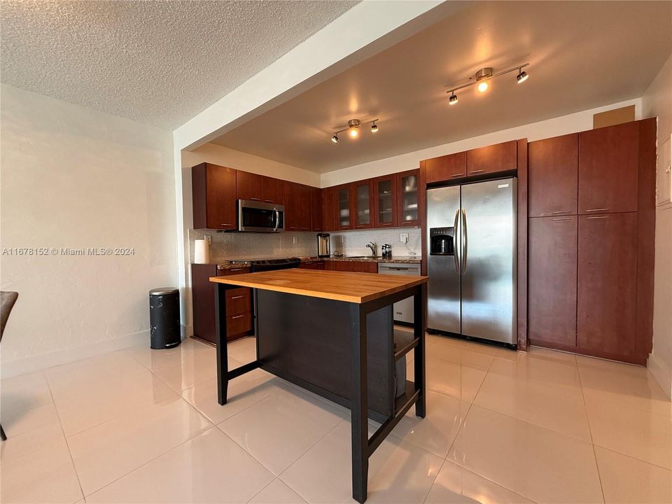 For Rent: $3,800 (2 beds, 2 baths, 1525 Square Feet)