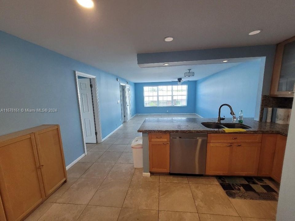 For Sale: $350,000 (2 beds, 2 baths, 900 Square Feet)