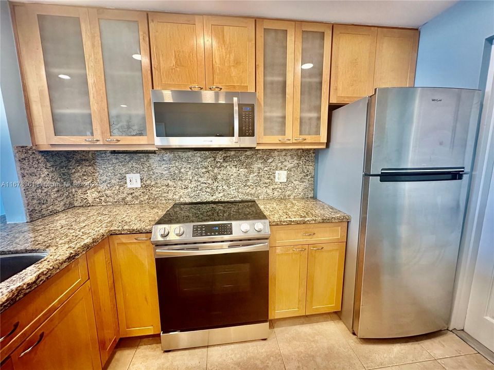 For Sale: $350,000 (2 beds, 2 baths, 900 Square Feet)