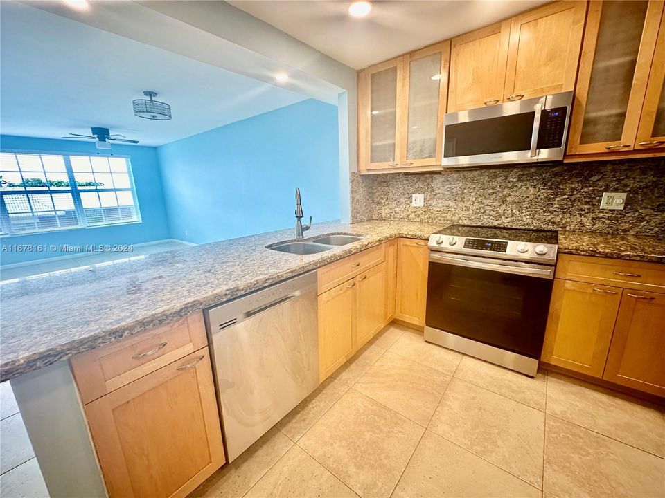 For Sale: $350,000 (2 beds, 2 baths, 900 Square Feet)