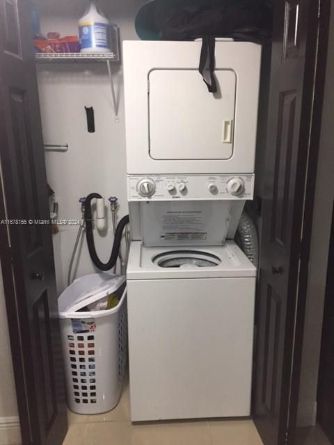 Recently Rented: $2,300 (2 beds, 2 baths, 982 Square Feet)