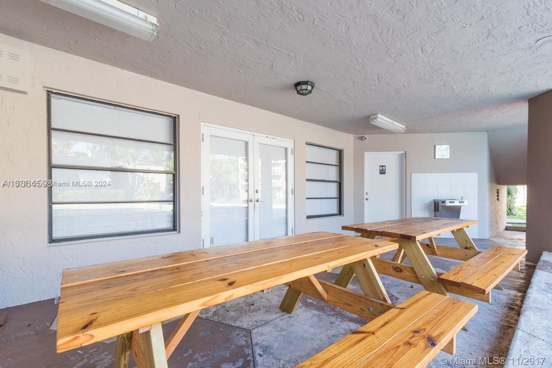 Recently Rented: $2,300 (2 beds, 2 baths, 982 Square Feet)