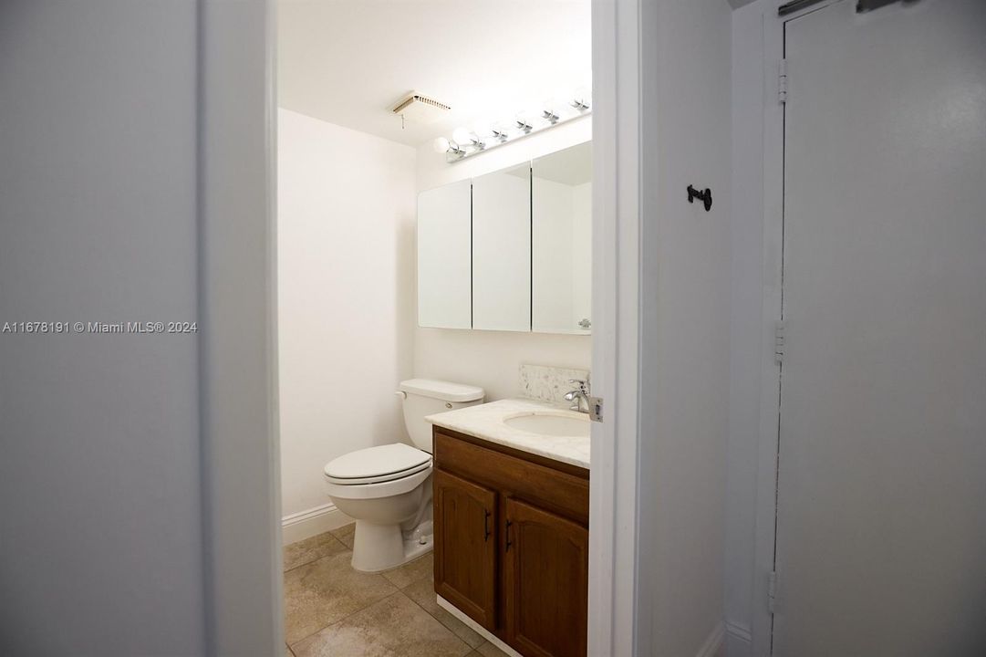 For Rent: $2,400 (1 beds, 1 baths, 855 Square Feet)