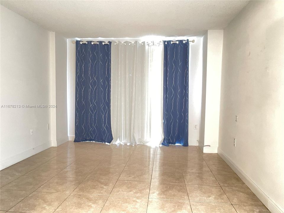 For Sale: $220,000 (1 beds, 1 baths, 691 Square Feet)