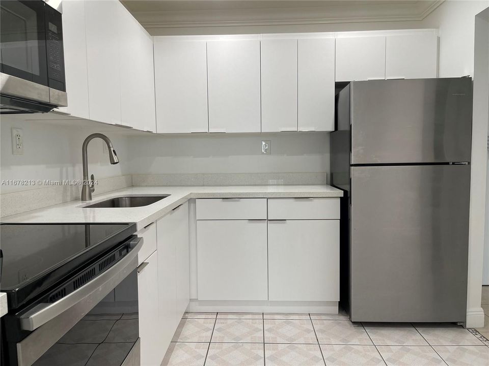 For Sale: $220,000 (1 beds, 1 baths, 691 Square Feet)