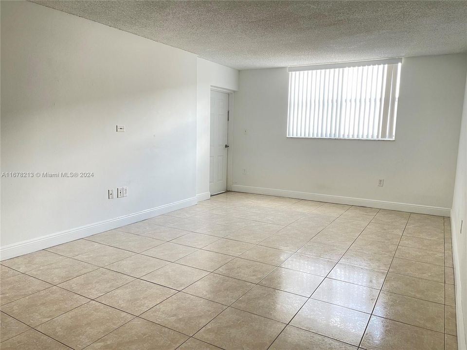 For Sale: $220,000 (1 beds, 1 baths, 691 Square Feet)