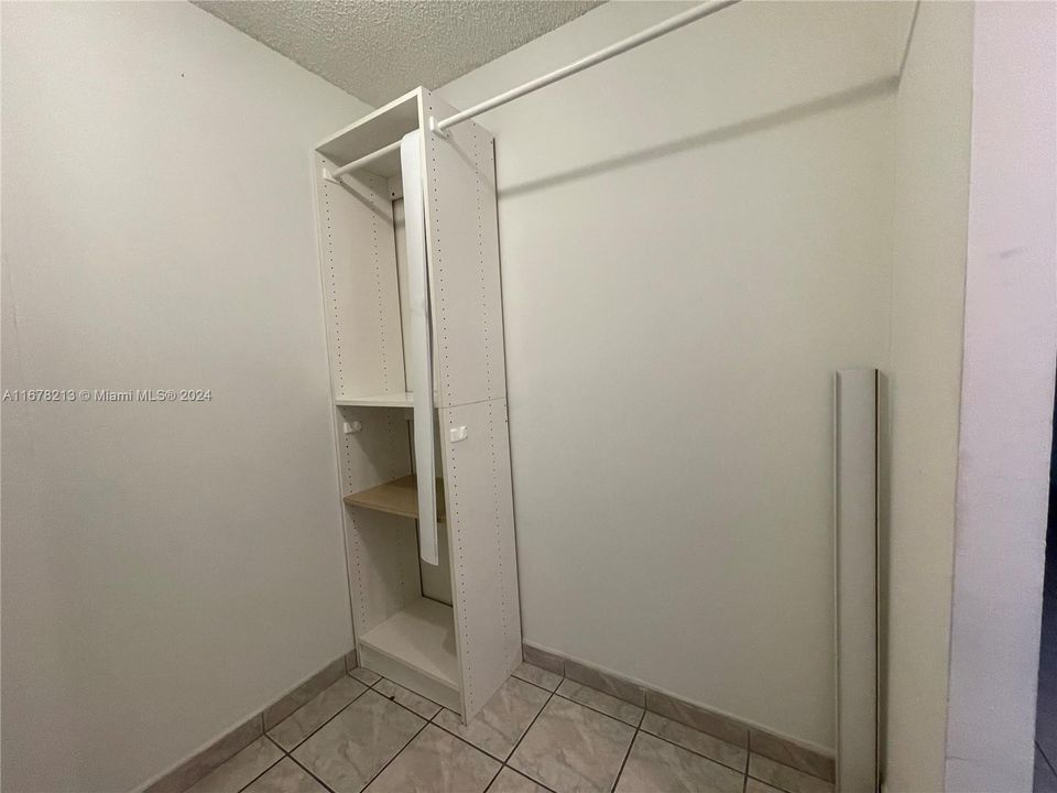 For Sale: $220,000 (1 beds, 1 baths, 691 Square Feet)