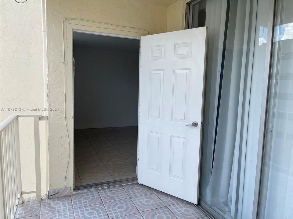 For Sale: $220,000 (1 beds, 1 baths, 691 Square Feet)