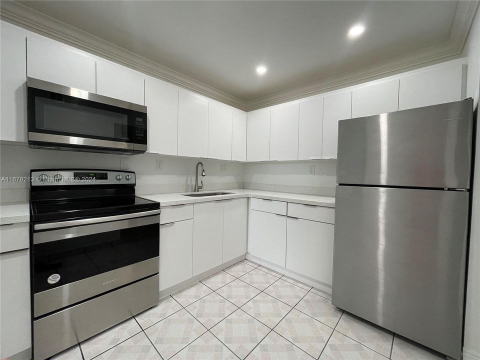 For Sale: $220,000 (1 beds, 1 baths, 691 Square Feet)