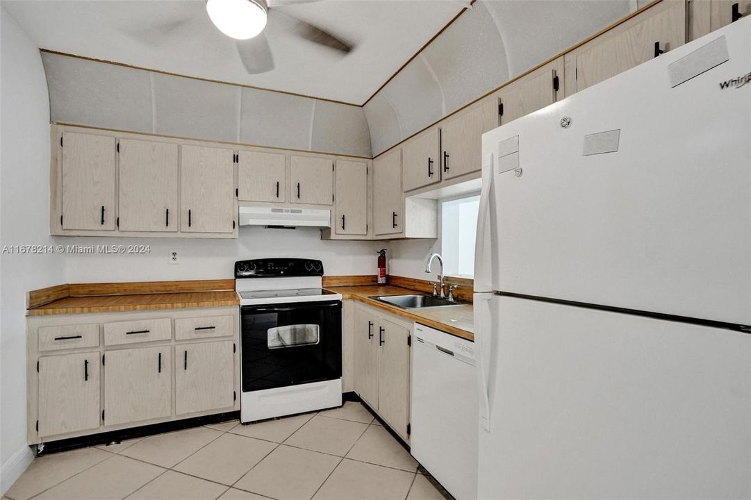 For Rent: $1,900 (2 beds, 2 baths, 1000 Square Feet)