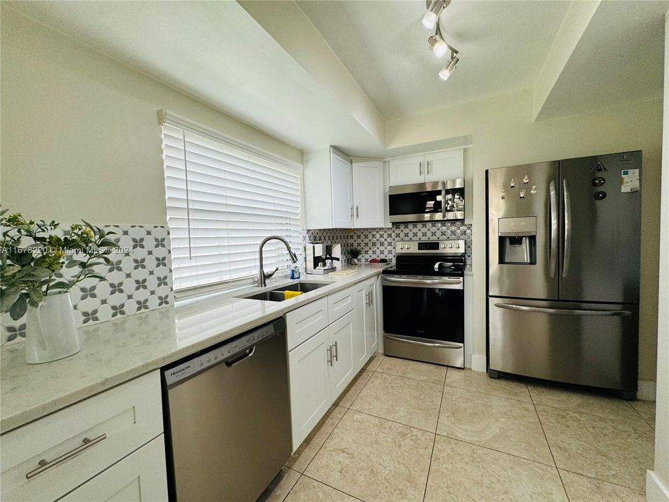 For Sale: $345,000 (2 beds, 1 baths, 710 Square Feet)