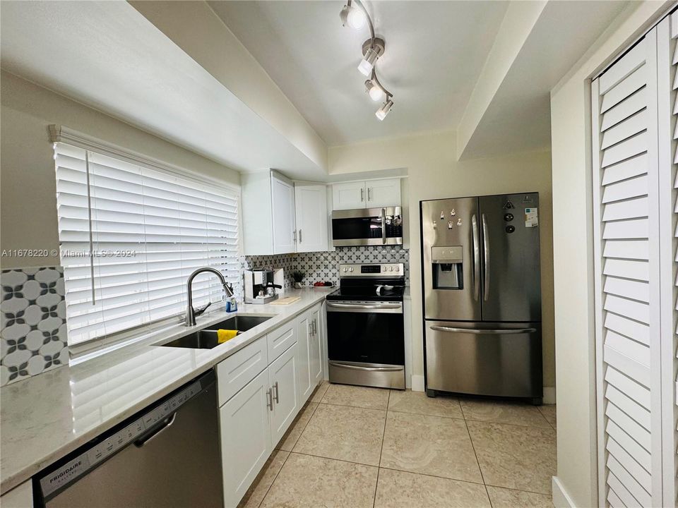 For Sale: $345,000 (2 beds, 1 baths, 710 Square Feet)