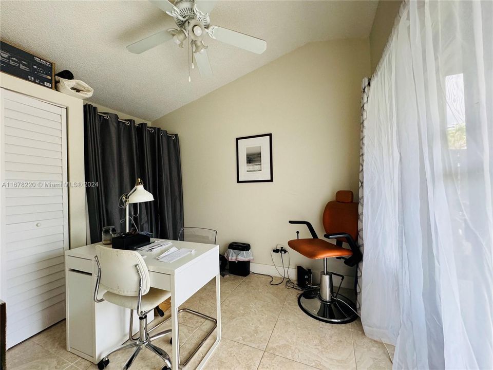 For Sale: $345,000 (2 beds, 1 baths, 710 Square Feet)