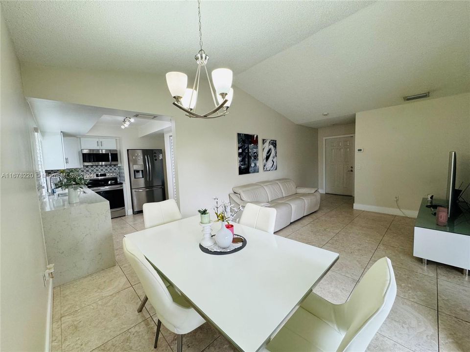 For Sale: $345,000 (2 beds, 1 baths, 710 Square Feet)