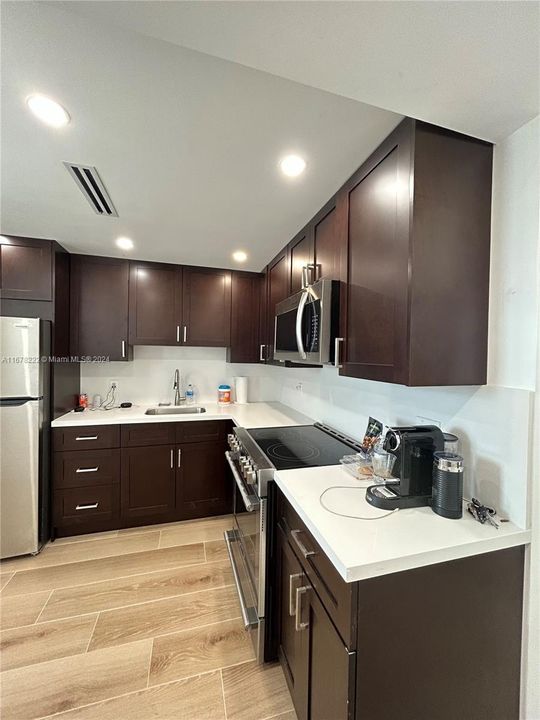 For Rent: $1,800 (1 beds, 1 baths, 732 Square Feet)