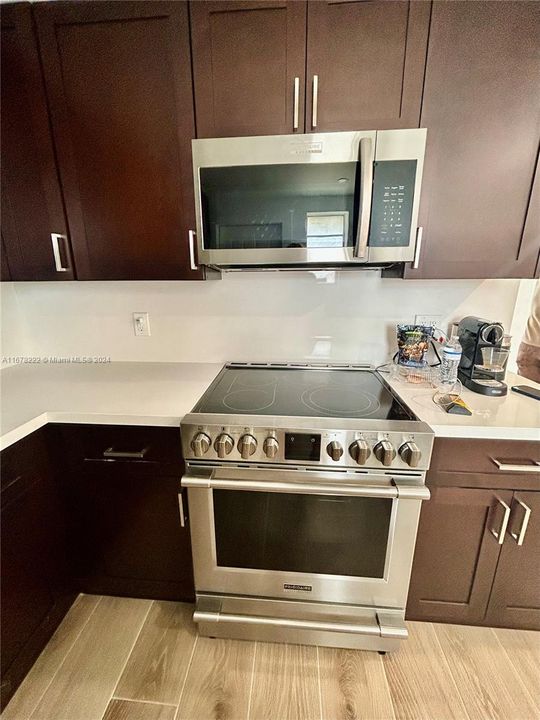 For Rent: $1,800 (1 beds, 1 baths, 732 Square Feet)