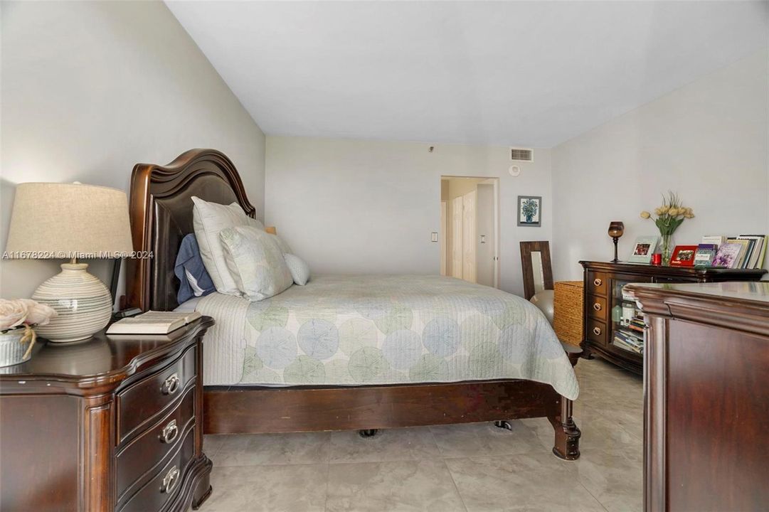 For Sale: $440,000 (2 beds, 2 baths, 1140 Square Feet)